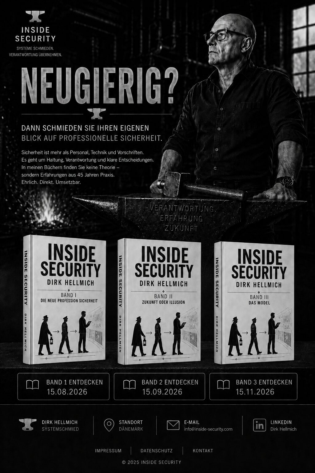 Dirk Hellmich in einer Schmiedewerkstatt mit den drei Büchern der Inside-Security-Trilogie.